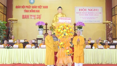 Hòa thượng Thích Huệ Thông tặng hoa chúc mừng của Hội đồng Trị sự đến Thượng tọa Thích Huệ Khai