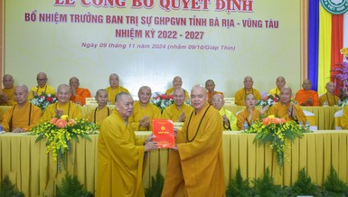 Trưởng lão Hòa thượng Thích Thiện Pháp trao quyết định bổ nhiệm Trưởng ban Trị sự kiêm Trưởng ban Tăng sự GHPGVN tỉnh Bà Rịa-Vũng Tàu đến Thượng tọa Thích Thanh Phong