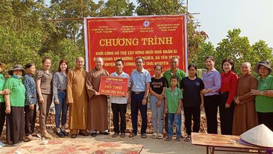 Đại đức Thích Đồng Quảng trao bảng hỗ trợ xây dựng nhà tình thương đến gia đình anh Hoàng Văn Dương, xã Yên Trạch