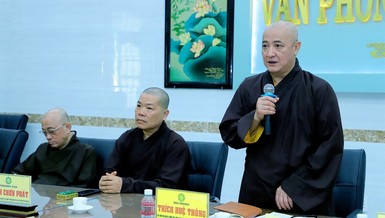 Hòa thượng Thích Huệ Thông chủ trì buổi họp