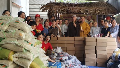Đoàn từ thiện chùa Minh Giác trao quà đến bà con H.Chơn Thành, tỉnh Bình Phước