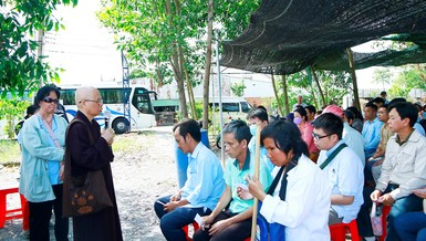 Hòa thượng Thích Chơn Nguyên, Trưởng ban Từ thiện thiền viện Vạn Hạnh động viên bà con khiếm thị cố gắng trong cuộc sống