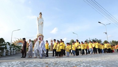 Ban Tổ chức đã hướng dẫn các khóa sinh, đảnh lễ Tam bảo, thiền hành trong khuôn viên Đài tôn tượng Bồ-tát Quán Thế Âm