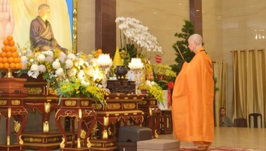 Đức Pháp chủ GHPGVN dâng hương tại Đại lễ tưởng niệm 716 năm ngày Đức vua - Phật hoàng Trần Nhân Tông nhập Niết-bàn - Ảnh: B.Toàn/BGN