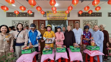 Đoàn từ thiện Ni viện Thiện Hòa trao quà đến bà con khó khăn tại xã Đất Mũi