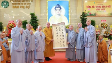 Hòa thượng Trưởng ban Trị sự GHPGVN TP.HCM tặng bức liễn chúc mừng Phân ban Ni giới TP.HCM 