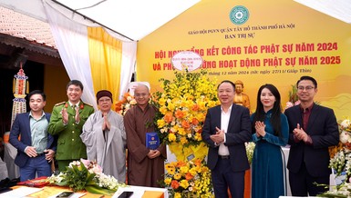 Đại diện lãnh đạo các cơ quan Q.Tây Hồ tặng hoa chúc mừng hội nghị