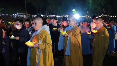 Lễ hoa đăng do chùa Bảo An tổ chức nhằm Kỷ niệm ngày Đức Phật Thích Ca thành đạo