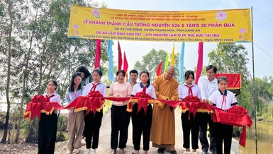 Cắt băng khánh thành cầu Tường Nguyên 526 tại xã Tân Đông, H.Thạnh Hóa