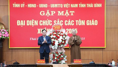 Thượng tọa Thích Thanh Hòa, Trưởng ban Trị sự GHPGVN tỉnh tặng hoa tại buổi gặp mặt mừng Xuân Ất Tỵ