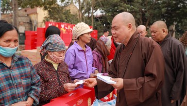 Thượng tọa Thích Thanh Phong trao quà đến bà con xã Mai Động, H.Kim Động, tỉnh Hưng Yên