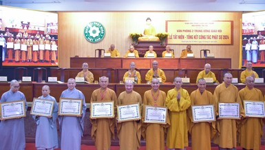 Hòa thượng Thích Thiện Thống trao Bằng tuyên dương công đức đến thành viên Văn phòng II