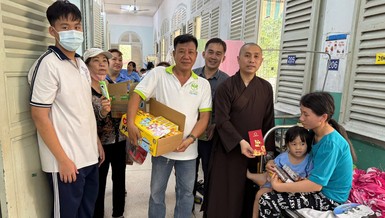 Quỹ Thọ Giác trao lì-xì và quà Tết cho bệnh nhi đang điều trị tại Bệnh viện Nhi Đồng 2