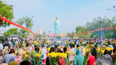 Phật tử, người dân Tây Nam Bộ hành hương, đảnh lễ Bồ-tát Quán Thế Âm