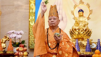 Hòa thượng Thích Lệ Trang cử nhành dương sái tịnh đàn tràng, khai mạc Pháp hội Dược Sư tại Việt Nam Quốc Tự - Ảnh: Bảo Toàn/BGN