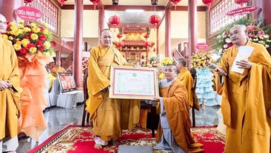 Thượng tọa Thích Viên Quang trao quyết định bổ nhiệm trụ trì đến sư cô Thích nữ Nguyên Chi