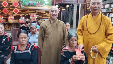 Thượng tọa Thích Quảng Tuấn trao lộc mừng năm mới đến Phật tử dân tộc