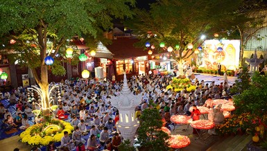 Phật tử vân tập trì tụng kinh Dược Sư tại tu viện Tường Vân vào đầu Xuân Ất Tỵ