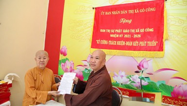Thượng tọa Thích Giác Nguyên trao quyết định bổ nhiệm Ban Quản trị tịnh xá Ngọc Quang