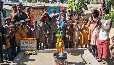 Người dân Ấn Độ vui mừng với giếng nước sinh hoạt được đưa vào sử dụng