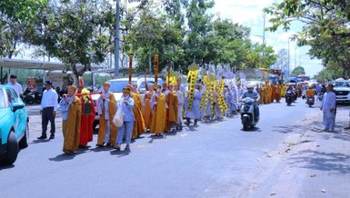 Môn đồ pháp quyến phụng tống kim quan Ni trưởng Thích nữ Tịnh Thanh đến nơi trà-tỳ
