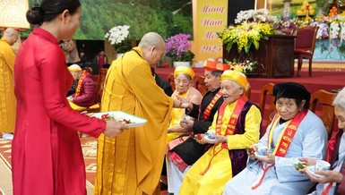 Hòa thượng Thích Bảo Nghiêm trao hoa mừng thọ cho Phật tử cao niên trong lễ mừng thọ