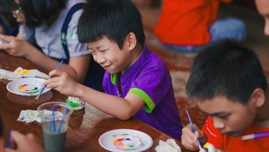 Các thiếu nhi thi tô tượng Đức Quán Thế Âm Bồ-tát do chùa Pháp Vân tổ chức