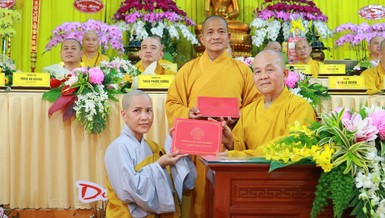 Hòa thượng Thích Minh Thiện trao Chứng chỉ tốt nghiệp Lớp Sơ cấp Phật học Long An