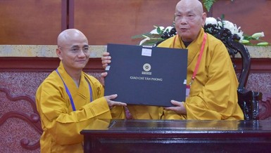 Trưởng lão Hòa thượng Thích Thiện Nhơn trao Giáo chỉ tấn phong giáo phẩm đến đại diện GHPGVN TP.HCM tại Hội nghị Kỳ 4, Khóa IX GHPGVN