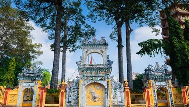 Tam quan chùa là công trình kiến trúc tinh xảo với nghệ thuật đắp nổi những mảnh gốm sứ màu cổ kính