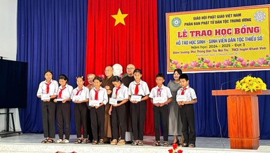 Phân ban Phật tử Dân tộc T.Ư trao 8 phần học bổng Quý III cho học sinh Trường THCS Dân tộc nội trú H.Khánh Vĩnh