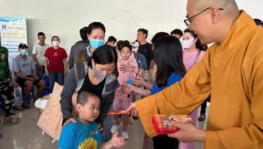 Đại đức Thích Minh Phú trao quà đến bệnh nhi tại Bệnh viện Ung Bướu - Cơ sở 2 - Ảnh: T.N