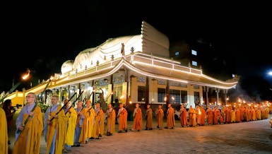 Giới tử Đại giới đàn Trí Tấn đang tuần chiếu trong khuôn viên giới đàn