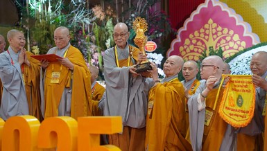  Phân ban Ni giới T.Ư, Ni giới Phật giáo TP.Hà Nội đã trao biểu tượng và cờ luân lưu đến Phân ban Ni giới tỉnh Lâm Đồng