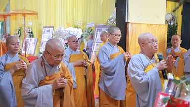 Chư Ni Phân ban Ni giới T.Ư thành kính dâng hương tưởng niệm Ni trưởng Thích nữ Diệu Tâm