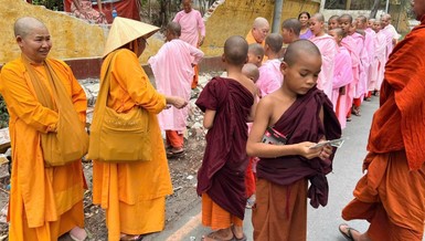 Đoàn chư Ni hệ phái Khất sĩ và tịnh xá Ngọc Phương cúng dường đến các tu sĩ