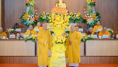  Trưởng lão Hòa thượng Thích Thiện Pháp tặng hoa chúc mừng