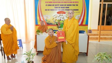 Thượng tọa Thích Quảng Lộc trao quyết định bổ nhiệm trụ trì tịnh xá Ngọc Định đến Sư cô Thích nữ Kim Liên