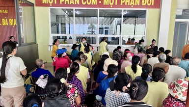 Người bệnh và thân nhân tại Bệnh viện Bà Rịa trong ngày khai trương bếp ăn miễn phí