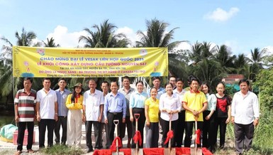 Chùa Tường Nguyên khởi công cầu Tường Nguyên 547, tại xã An Ngãi Tây, H.Ba Tri, tỉnh Bến Tre - Ảnh: T.N