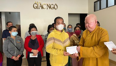 Hòa thượng Thích Duy Trấn trao tiền ủng hộ của bạn đọc đến bệnh nhân có hoàn cảnh khó khăn 