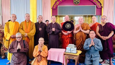 Đoàn Ban Trị sự TP.Biên Hòa thăm, cúng dường tại tu viện Mingun