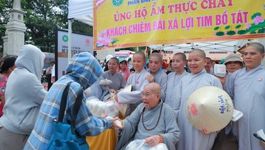 Chư Ni Phân ban Ni giới TP.HCM trao phần ăn nhẹ đến các Phật tử về Việt Nam Quốc Tự chiêm bái Xá-lợi Trái tim Bồ-tát Thích Quảng Đức