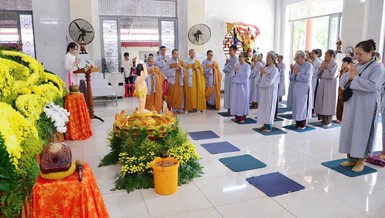 Chư Ni và Phật tử chùa Thanh Lâm trong nghi thức Tắm Phật truyền thống