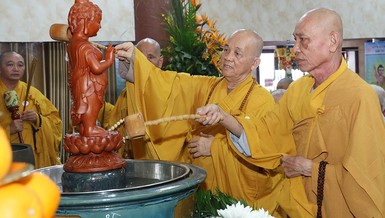 Cử hành Lễ Tắm Phật truyền thống