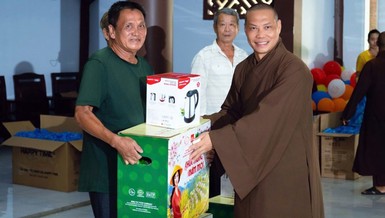Thượng tọa Thích Trí Chơn trao quà đến những gia đình có hoàn cảnh khó khăn