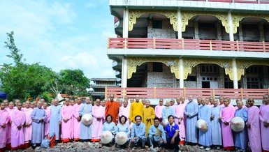 Phái đoàn GHPGVN TP.HCM thăm, chia sẻ khó khăn với tu viện bị ảnh hưởng nặng nề tại Mandalay