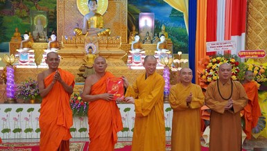 Thượng tọa Thích Minh Nhẫn trao quyết định thành lập Trường Trung cấp Phật học Nam tông Khmer Kiên Giang đến Hòa thượng Danh Đổng và chư tôn đức Hội Đoàn kết sư sãi yêu nước tỉnh Kiên Giang