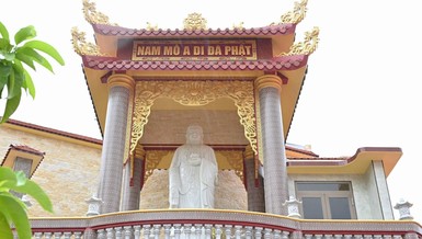 An vị tôn tượng Đức Phật A Di Đà trong khuôn viên chùa Phước Lâm 