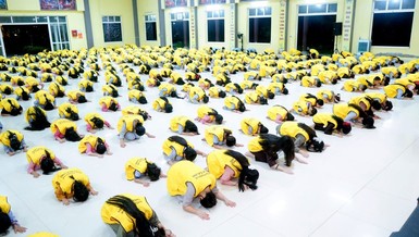 Các em thực hành các nghi thức ở chùa do Ban Tổ chức hướng dẫn